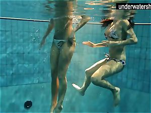 2 mind-blowing amateurs showing their bods off under water
